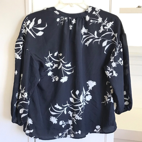 JOIE Eilga Floral Split Neck Blouse Navy White Top Women’s Size Large - Picture 6 of 16